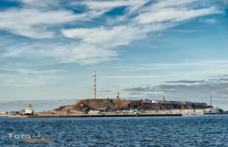 Blick auf die Insel Helgoland vom Meer aus