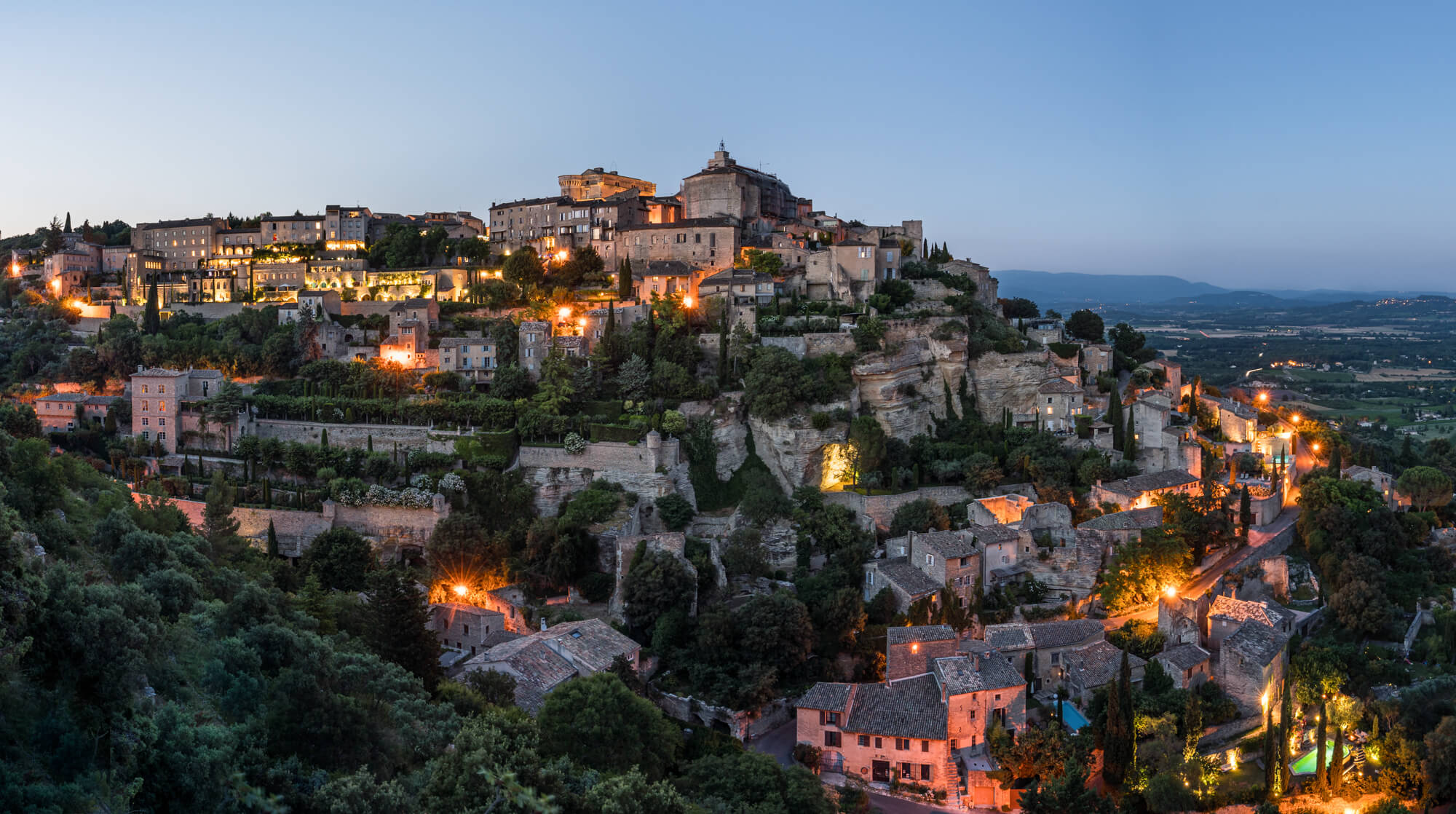 Nachtaufnahme eines Städtchens in der Provence