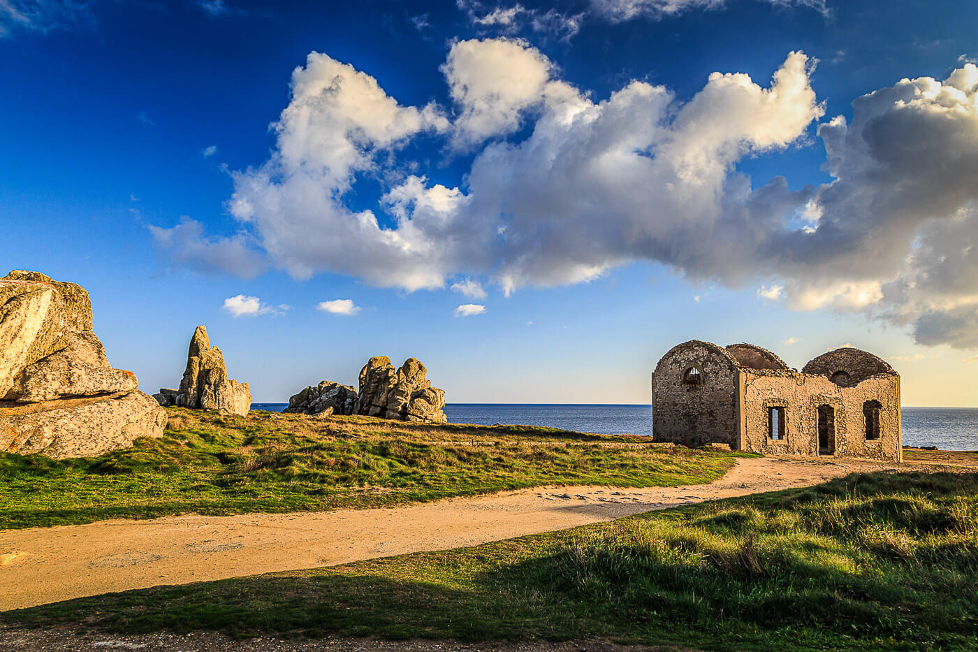 Landschaft mit verfallenem Haus in der Bretagne