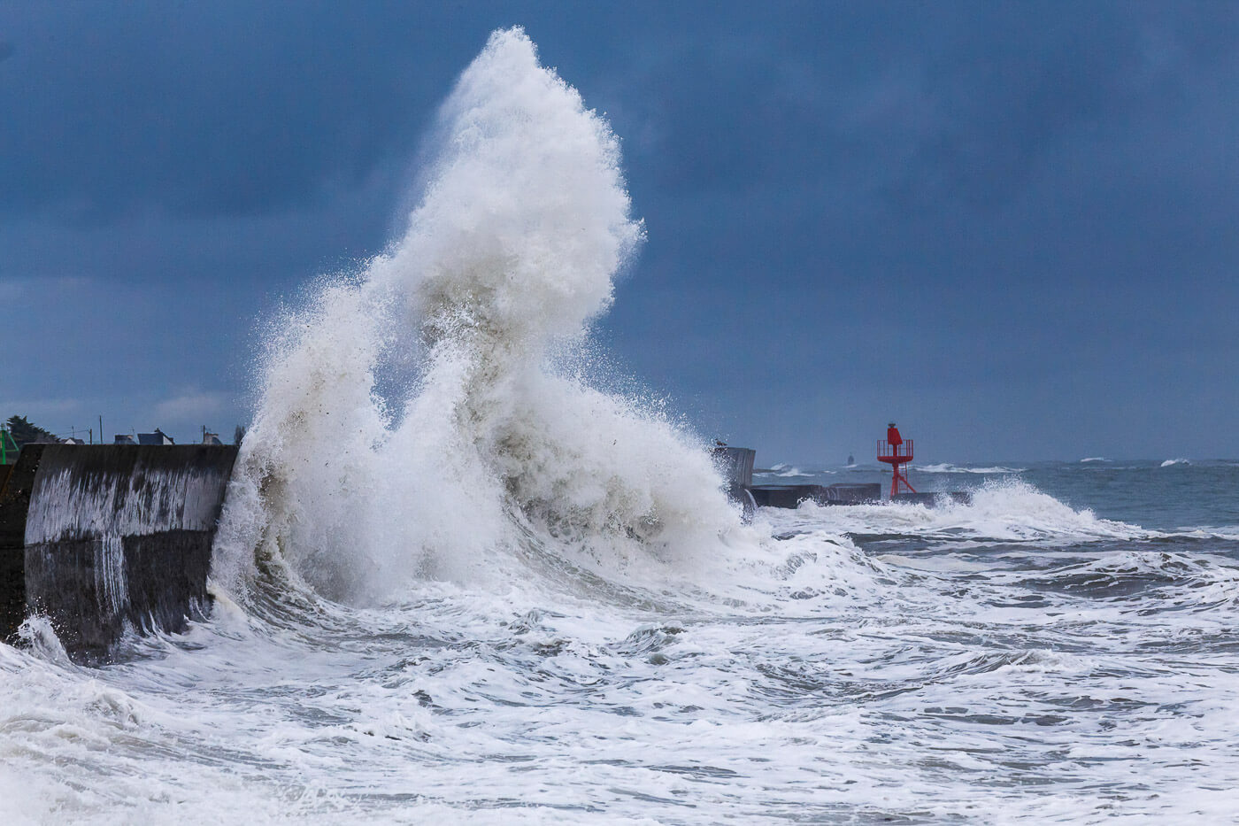 Hohe Welle an der Küste in der Bretagne