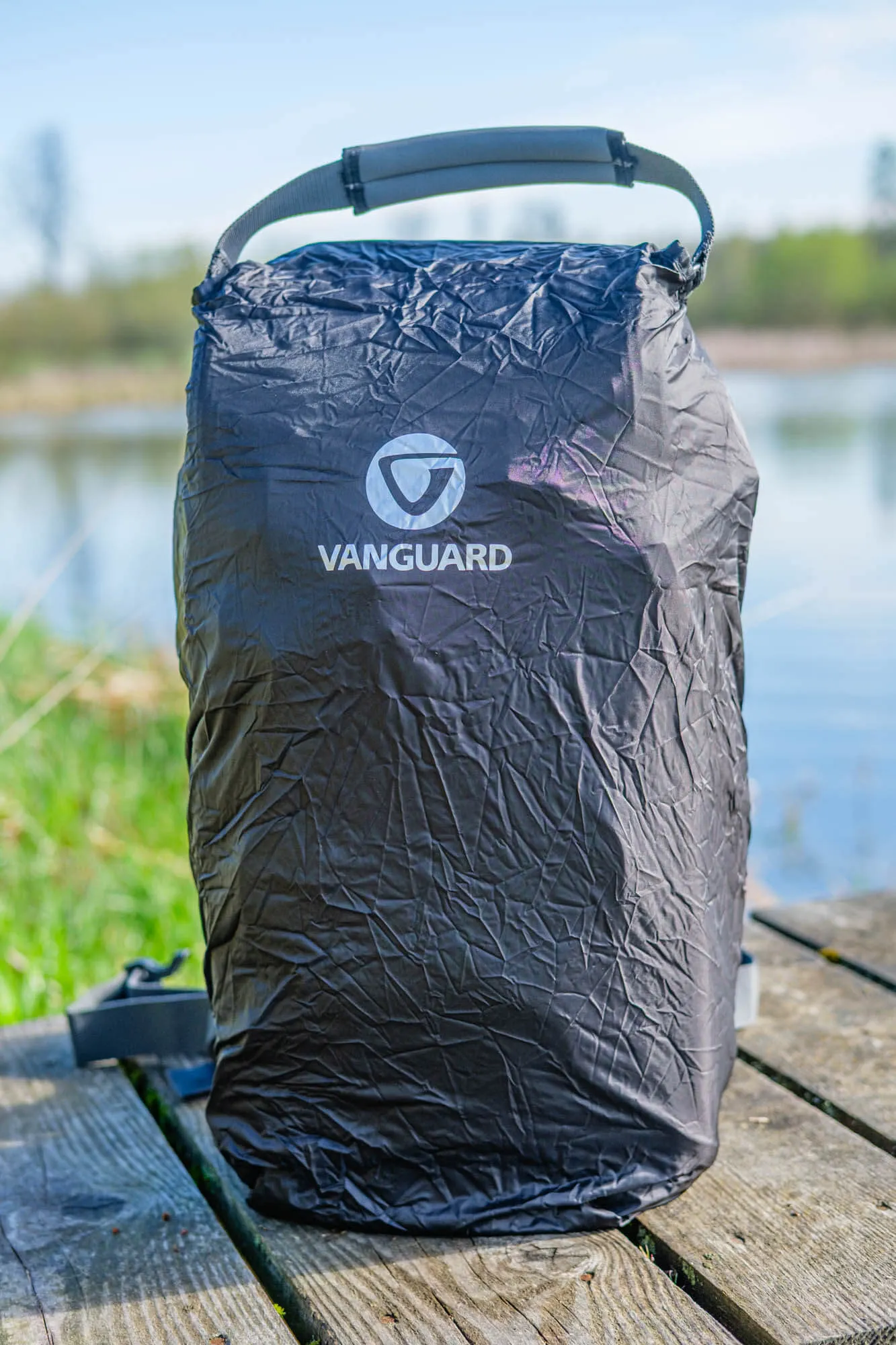 Rucksack mit Regenhülle und dem großen Tragegriff oben