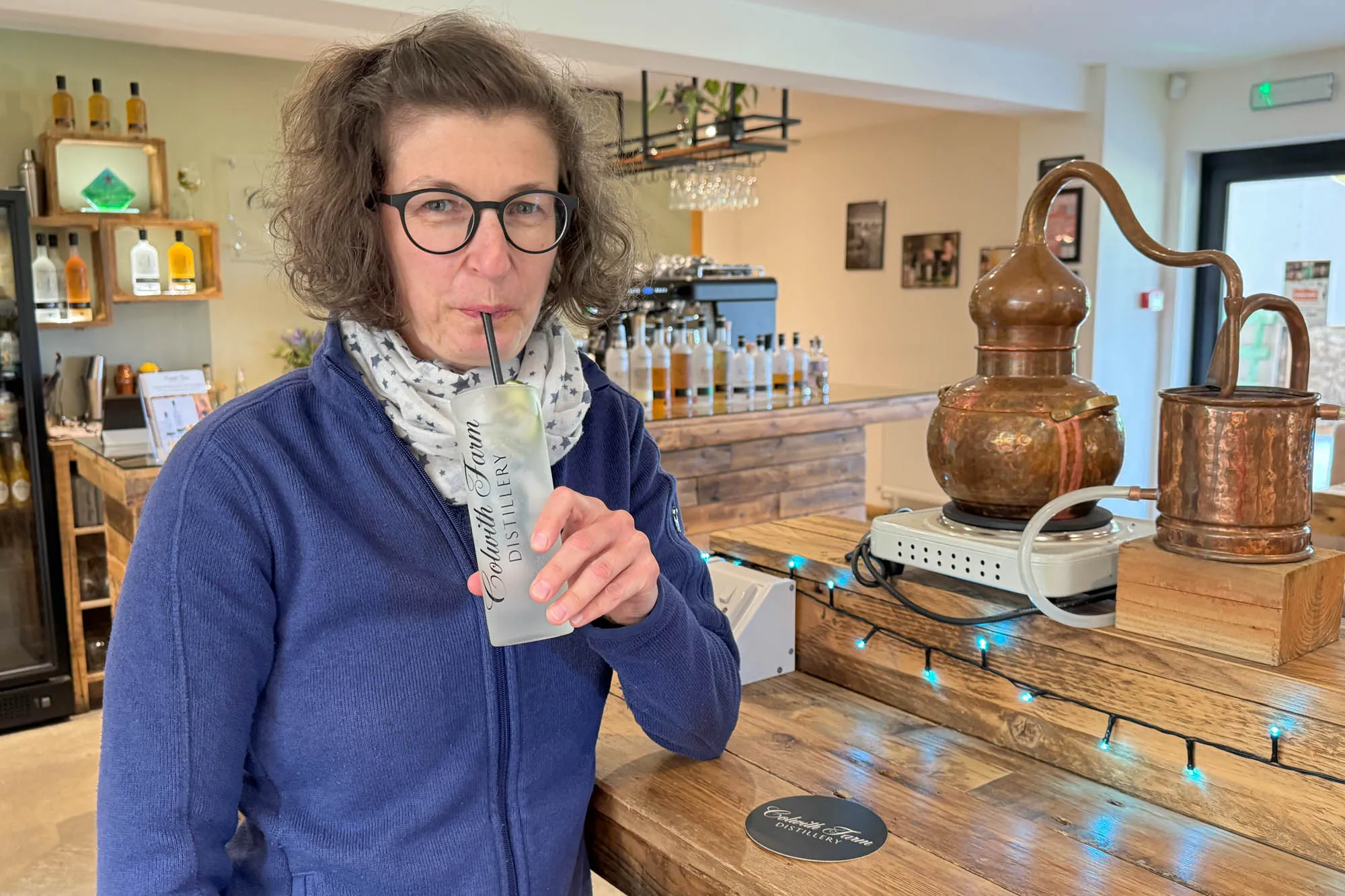 Karin trinkt Gin & Tonic bei BritStop in England