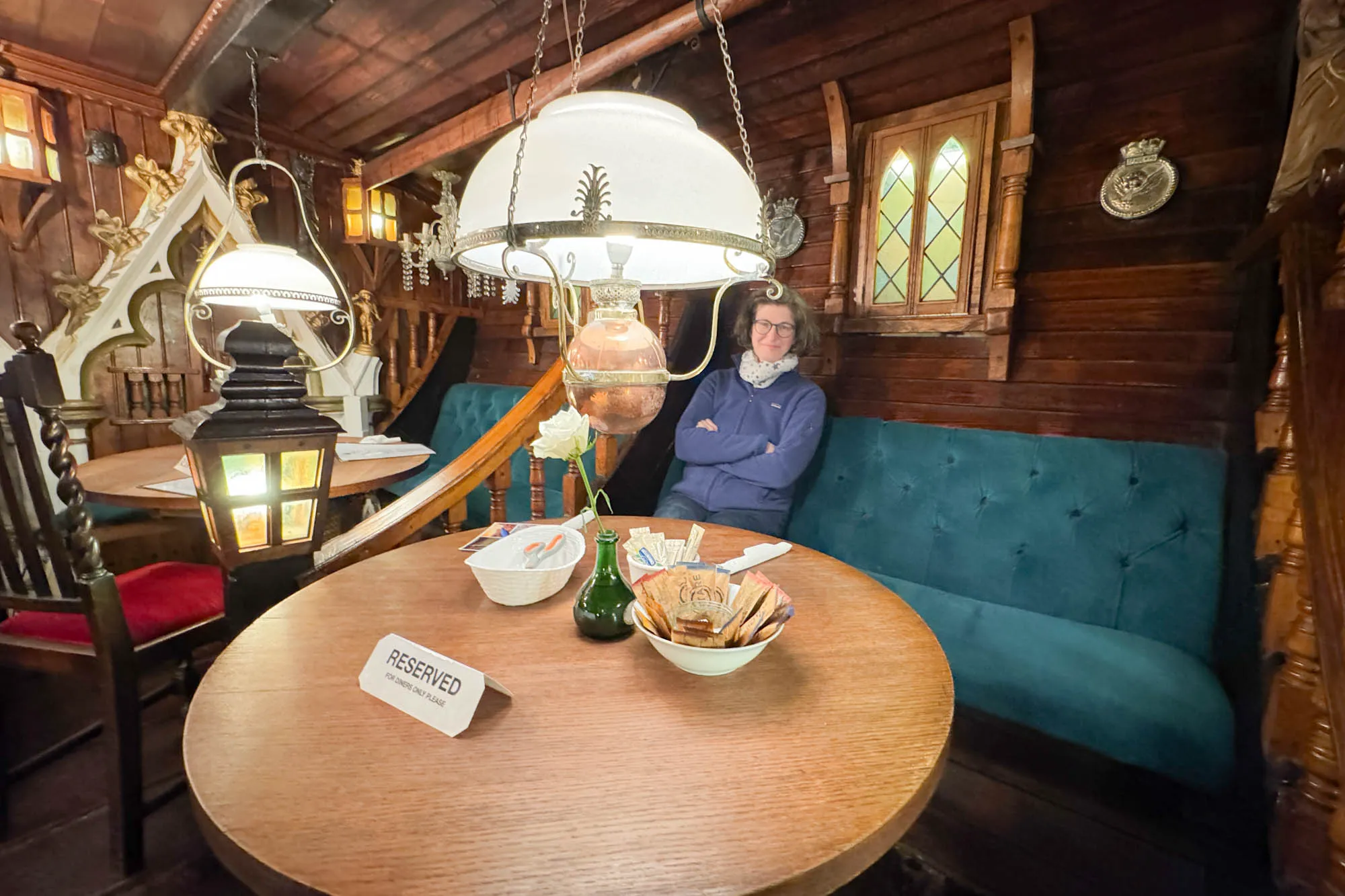 Karin entspannt im Pub 