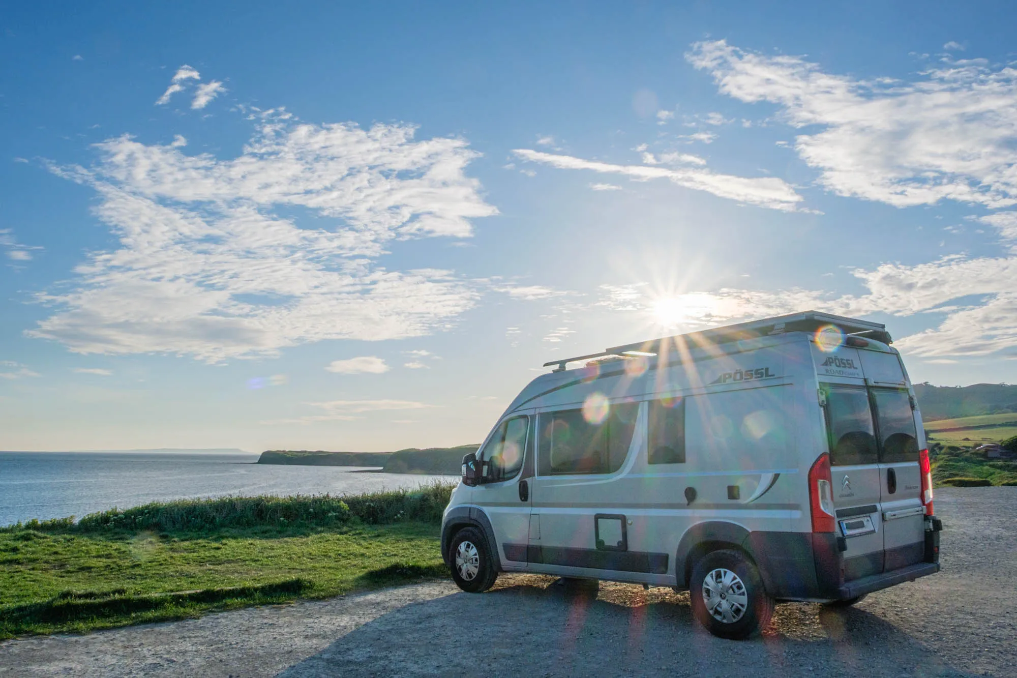 Wohnmobil steht am Meer
