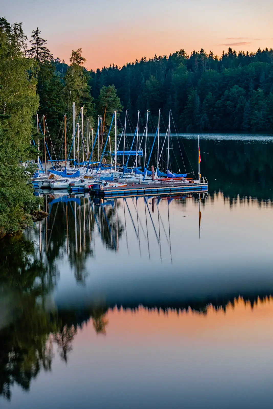 Segelboote im Abendlicht am Ottensteiner Stausee
