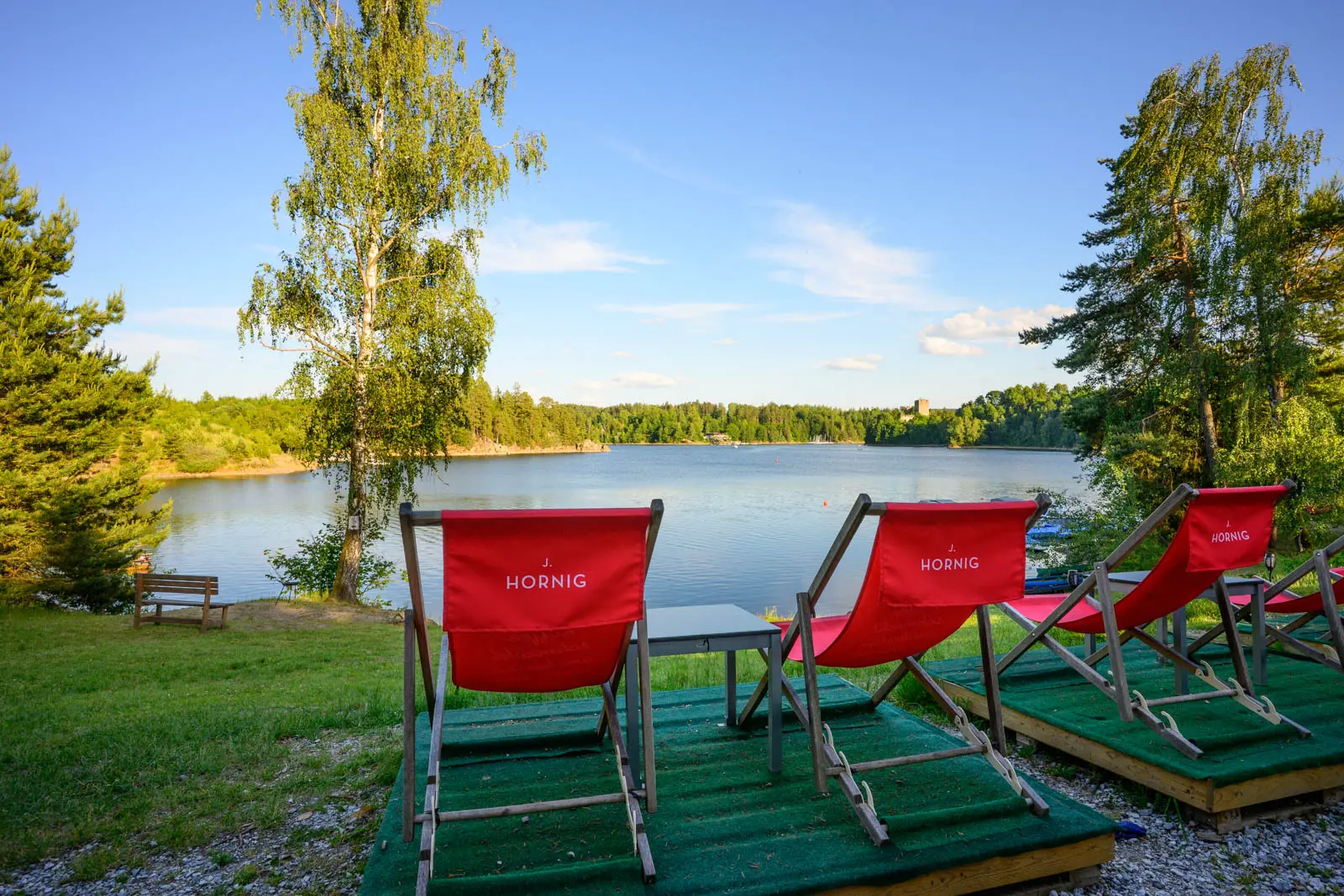 Liegestühle im Seecamp Ottenstein mit Blick auf den Ottensteiner Stausee